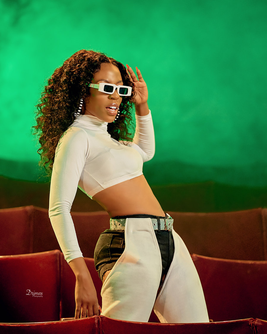 VIDEO: Vinka returns with "Fimbo"