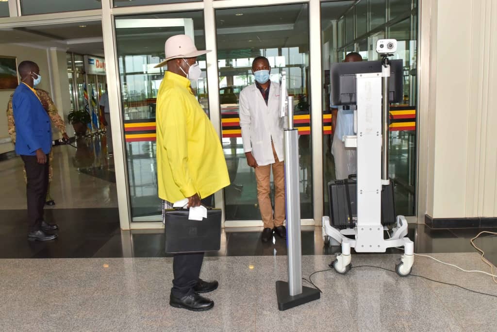 Museveni heads to Omoro while carrying his own bags;  to meet Jacob Oulanyah’s father