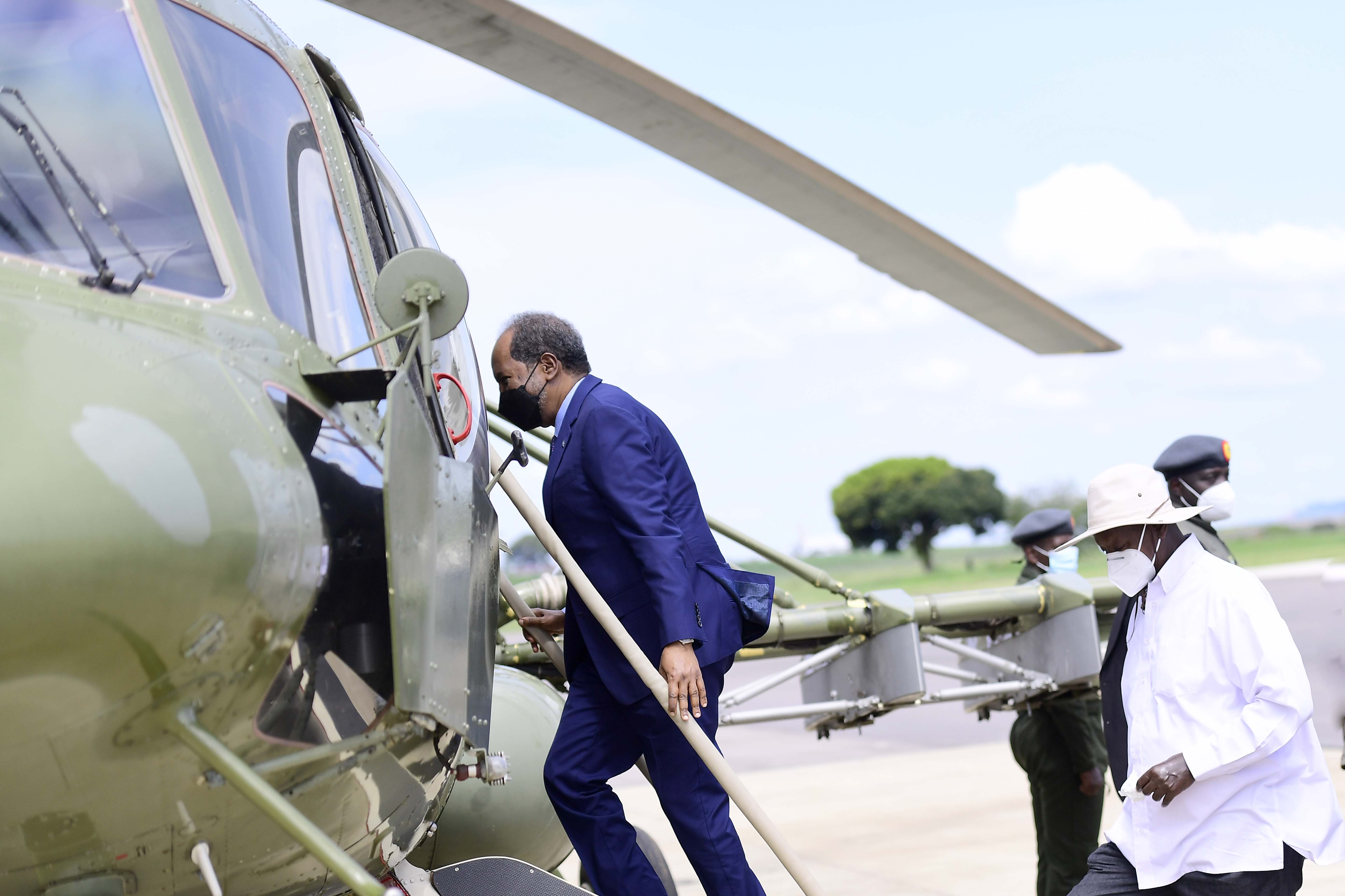 Museveni gives Somalia President tips on building an army, peace
