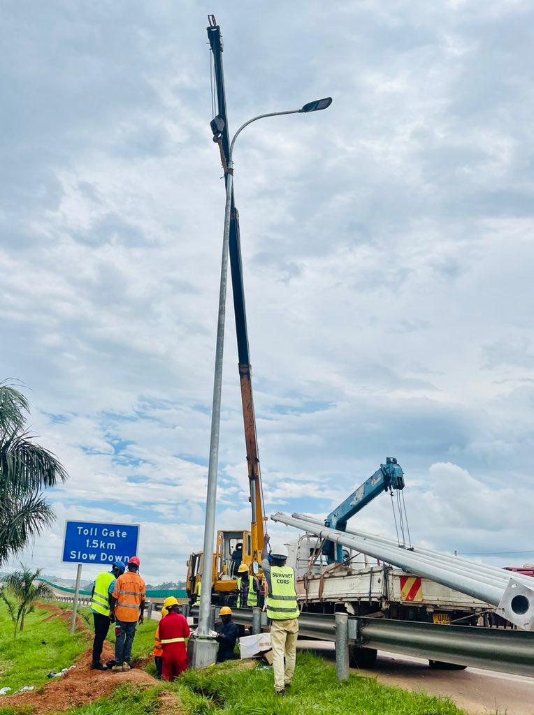 Installation of lights on Kampala-Entebbe expressway begins