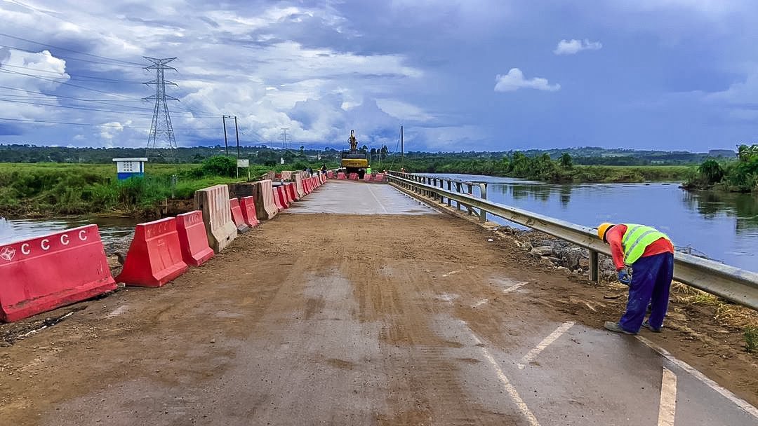 Relief as UNRA opens Katonga bridge to taxis, light vehicles