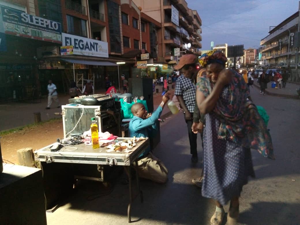 The pastor who "gives" to street children every morning