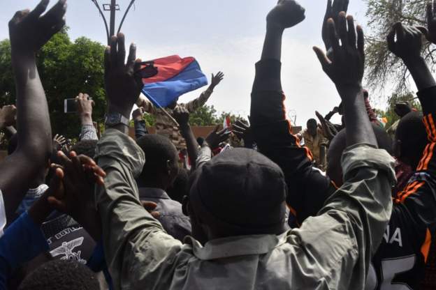 France says it is evacuating nationals from Niger