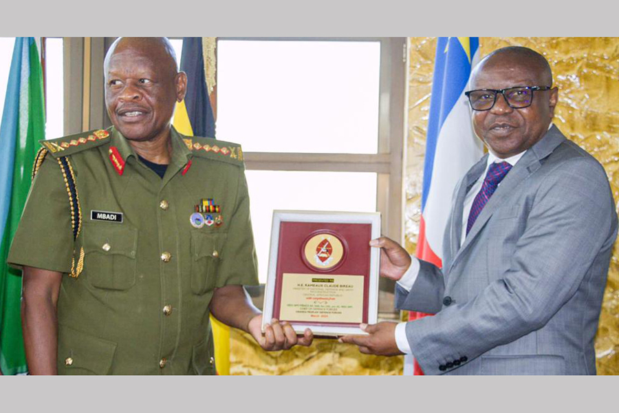 Featured image for Gen Mbadi tips CAR defence chief on building army