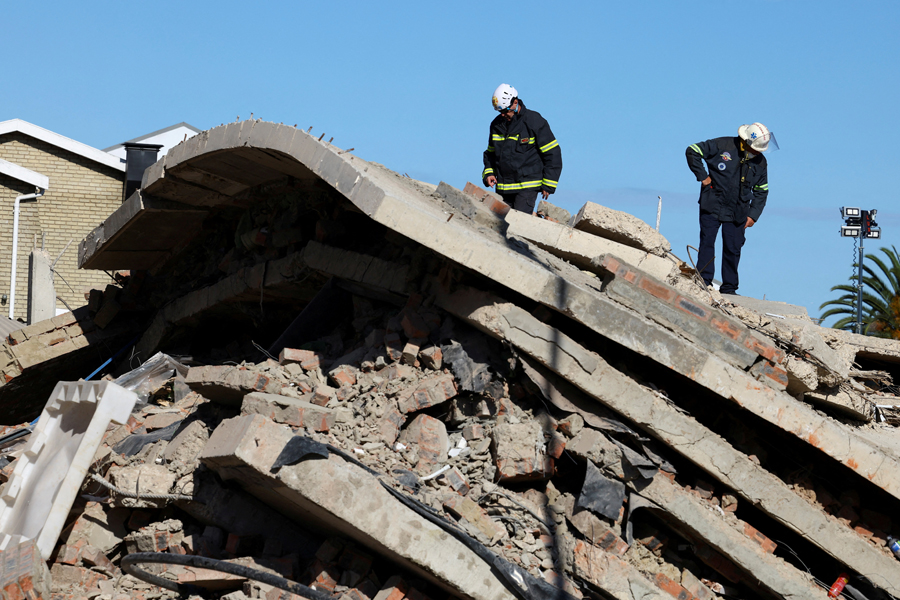 Featured image for Man freed five days after South Africa building collapse