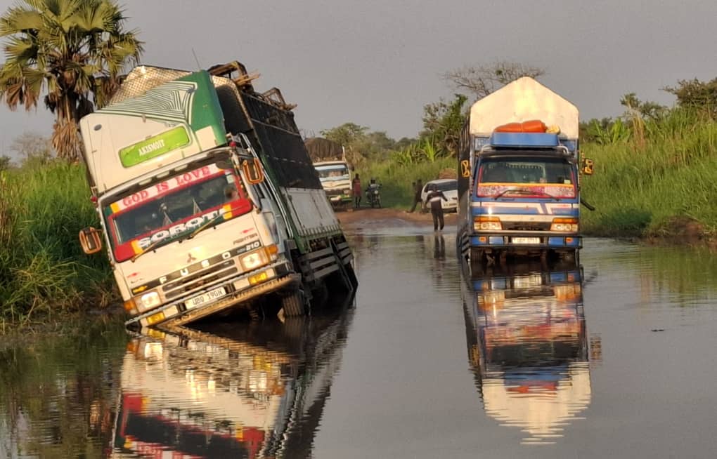 Floods leave hundreds stranded on Adjumani-Sinyanya road